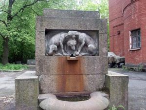 Пам'ятник собаці на території інституту експериментальної медицини Української академії медичних